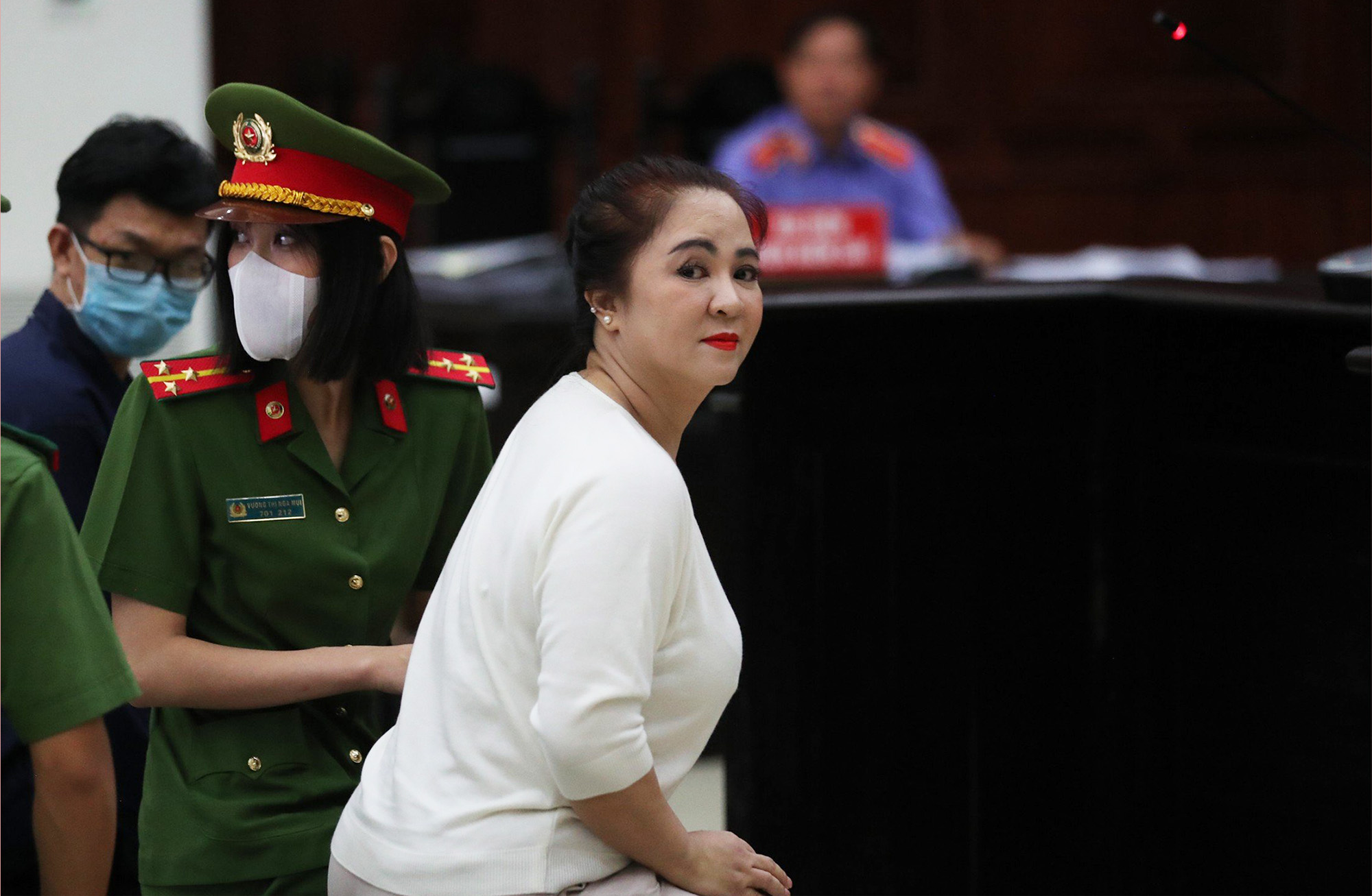 B&agrave; Nguyễn Phương Hằng được đưa tới phi&ecirc;n ph&uacute;c thẩm c&aacute;c bị c&aacute;o li&ecirc;n quan- Ảnh 1.