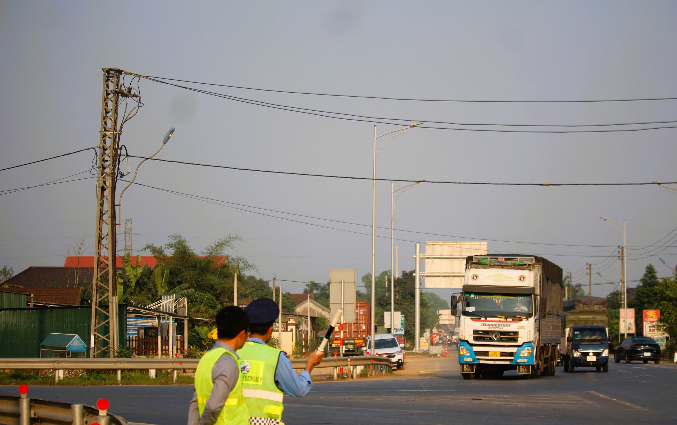 QL1 th&ocirc;ng tho&aacute;ng trong ng&agrave;y đầu điều tiết xe tải nặng kh&ocirc;ng v&agrave;o cao tốc Cam Lộ - La Sơn- Ảnh 1.