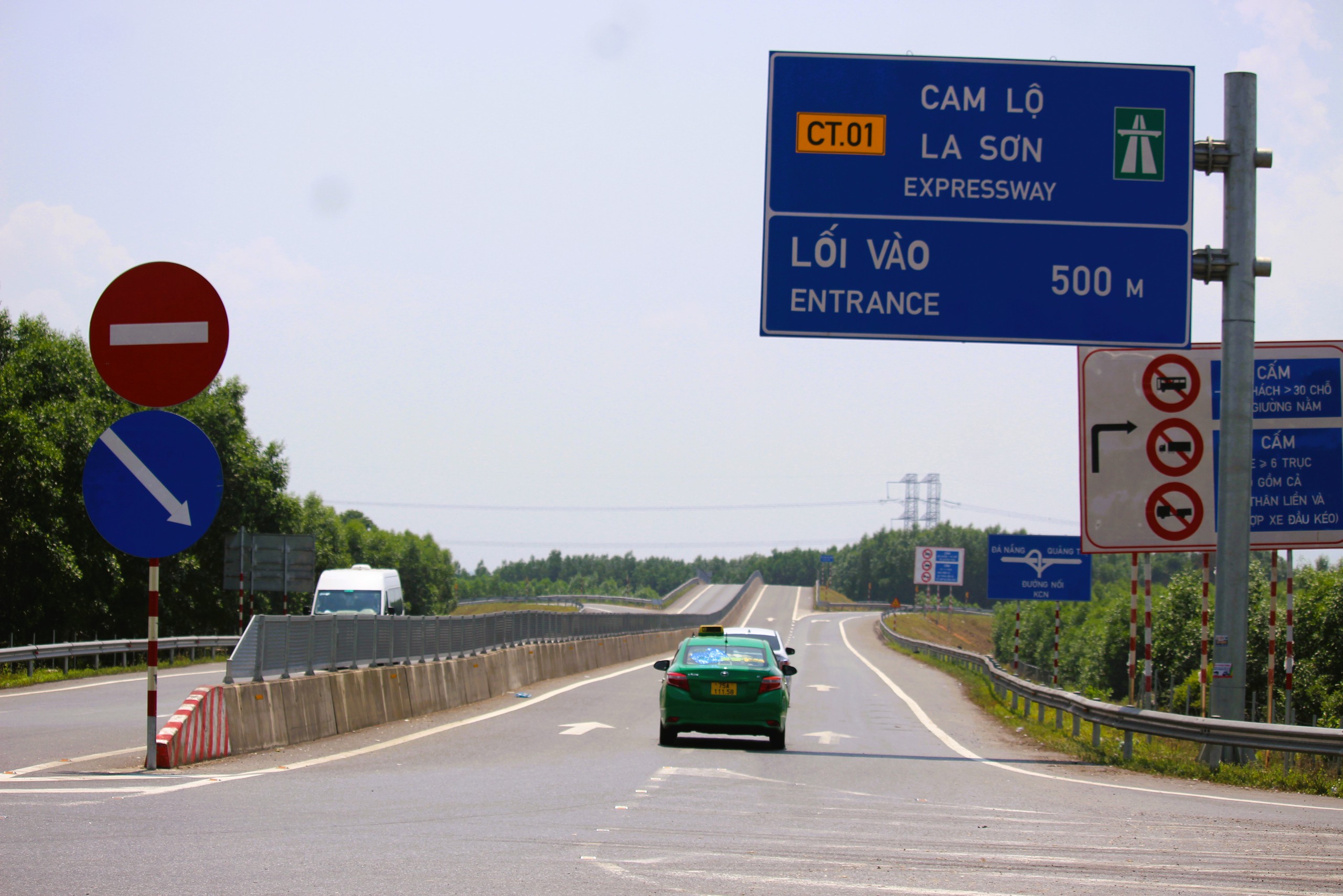 QL1 th&ocirc;ng tho&aacute;ng trong ng&agrave;y đầu điều tiết xe tải nặng kh&ocirc;ng v&agrave;o cao tốc Cam Lộ - La Sơn- Ảnh 10.
