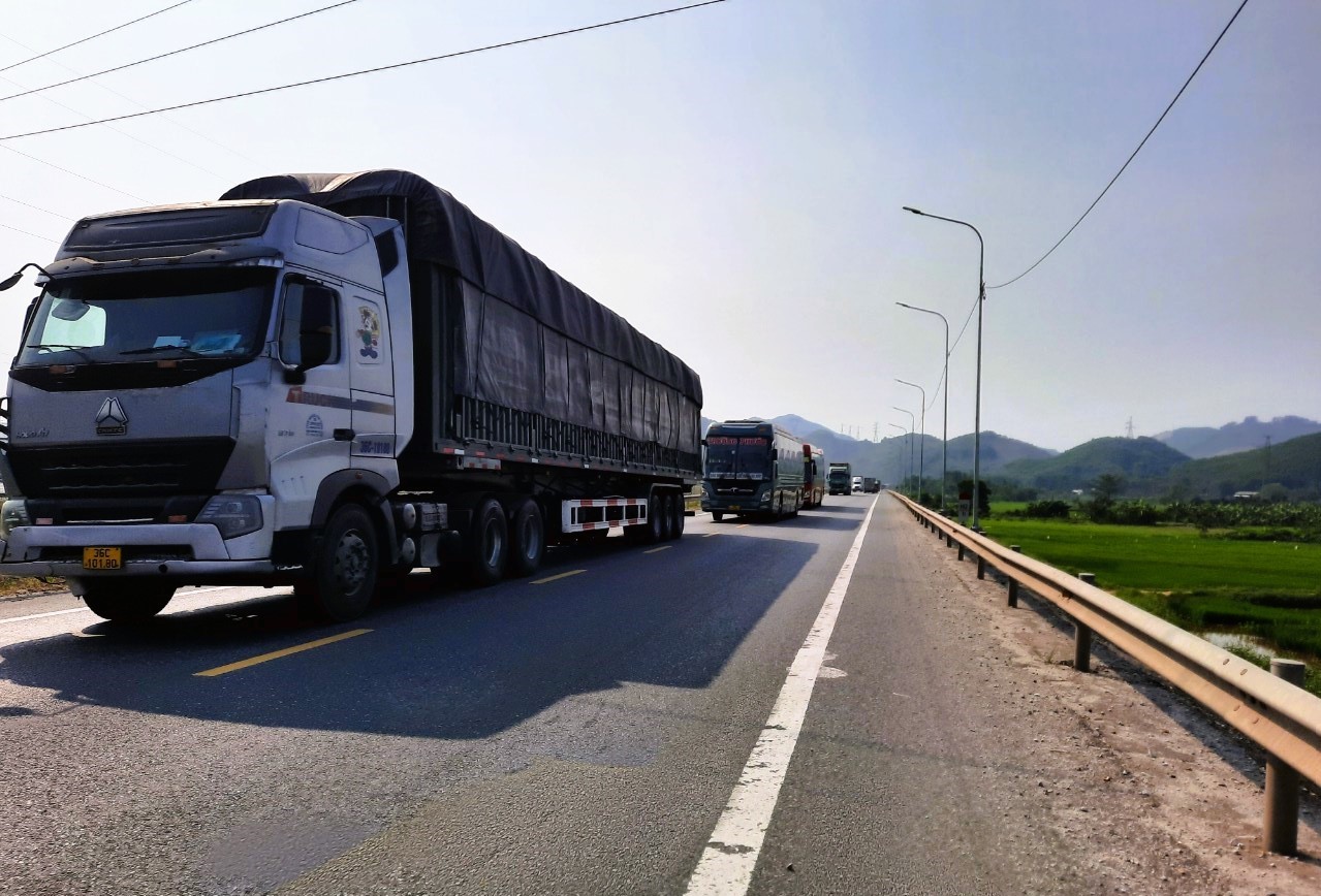 QL1 th&ocirc;ng tho&aacute;ng trong ng&agrave;y đầu điều tiết xe tải nặng kh&ocirc;ng v&agrave;o cao tốc Cam Lộ - La Sơn- Ảnh 13.