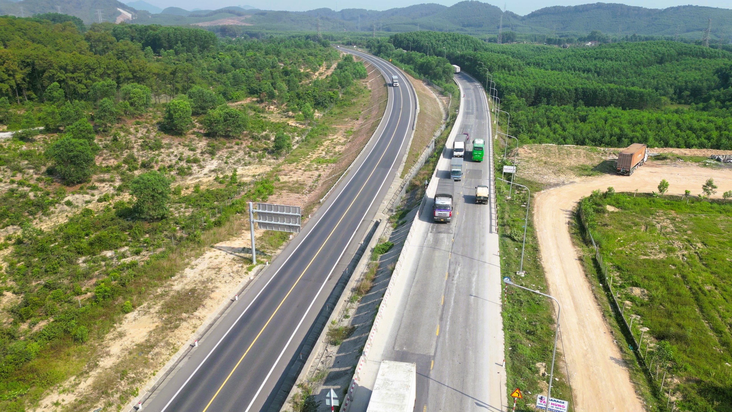 QL1 th&ocirc;ng tho&aacute;ng trong ng&agrave;y đầu điều tiết xe tải nặng kh&ocirc;ng v&agrave;o cao tốc Cam Lộ - La Sơn- Ảnh 14.