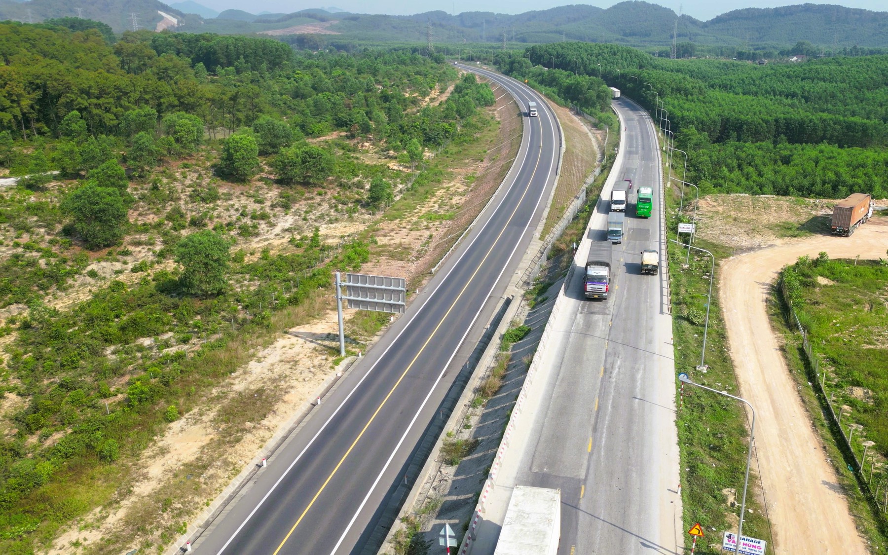 QL1 th&ocirc;ng tho&aacute;ng trong ng&agrave;y đầu điều tiết xe tải nặng kh&ocirc;ng v&agrave;o cao tốc Cam Lộ - La Sơn