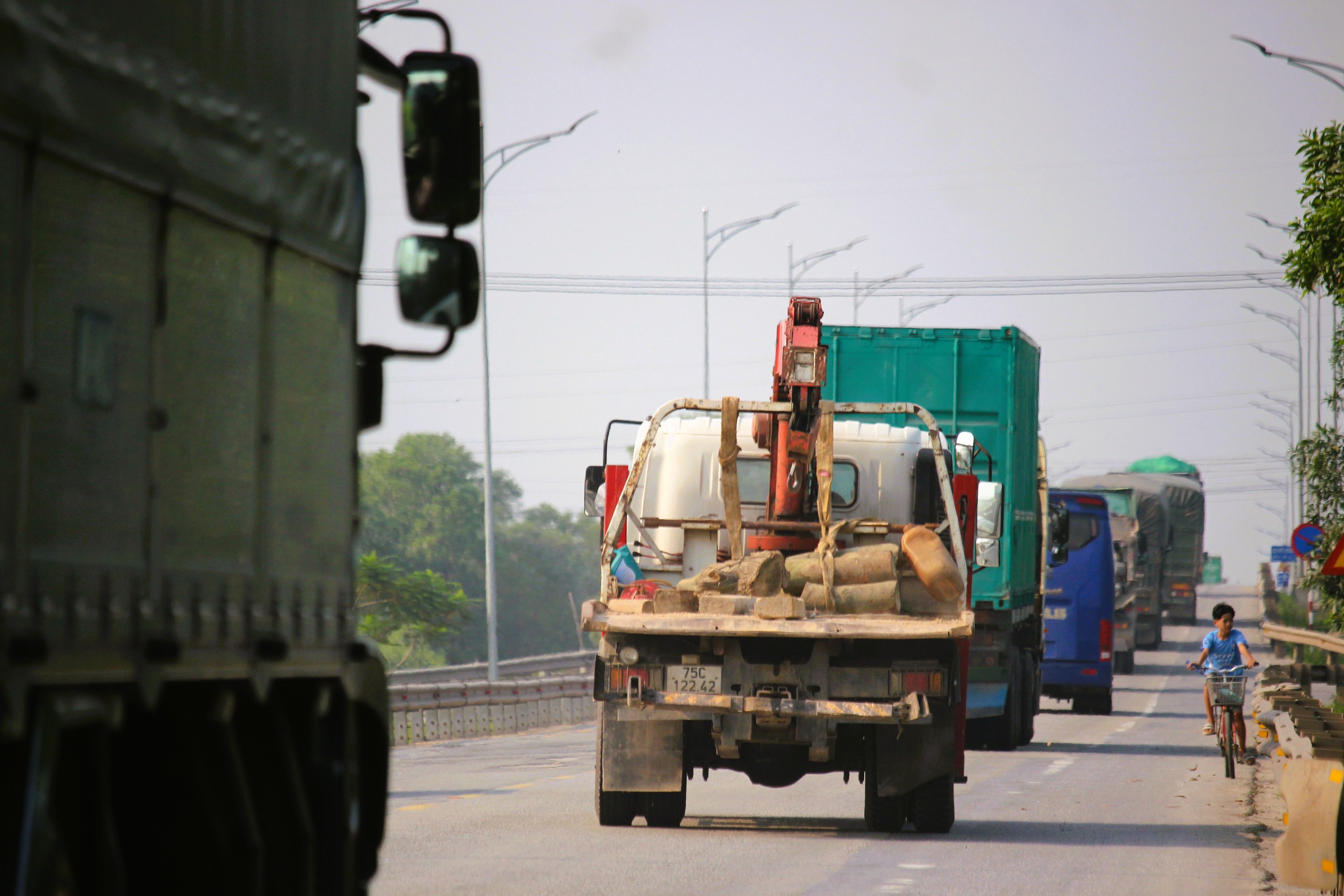 QL1 th&ocirc;ng tho&aacute;ng trong ng&agrave;y đầu điều tiết xe tải nặng kh&ocirc;ng v&agrave;o cao tốc Cam Lộ - La Sơn- Ảnh 12.
