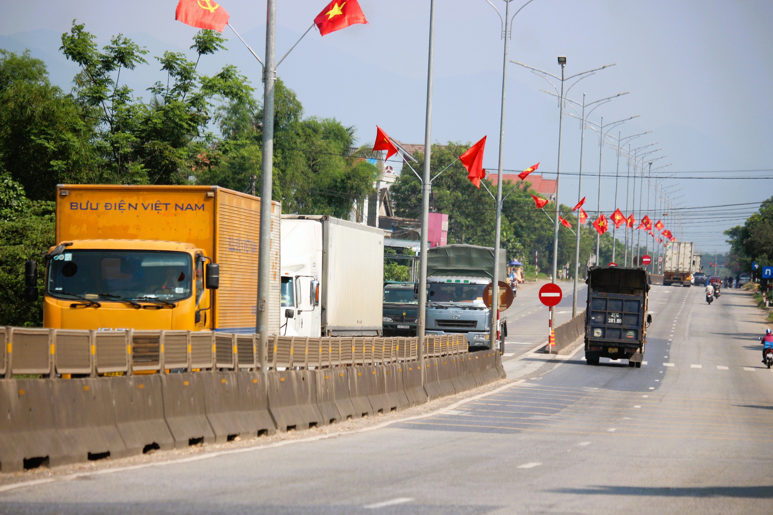 QL1 th&ocirc;ng tho&aacute;ng trong ng&agrave;y đầu điều tiết xe tải nặng kh&ocirc;ng v&agrave;o cao tốc Cam Lộ - La Sơn- Ảnh 2.
