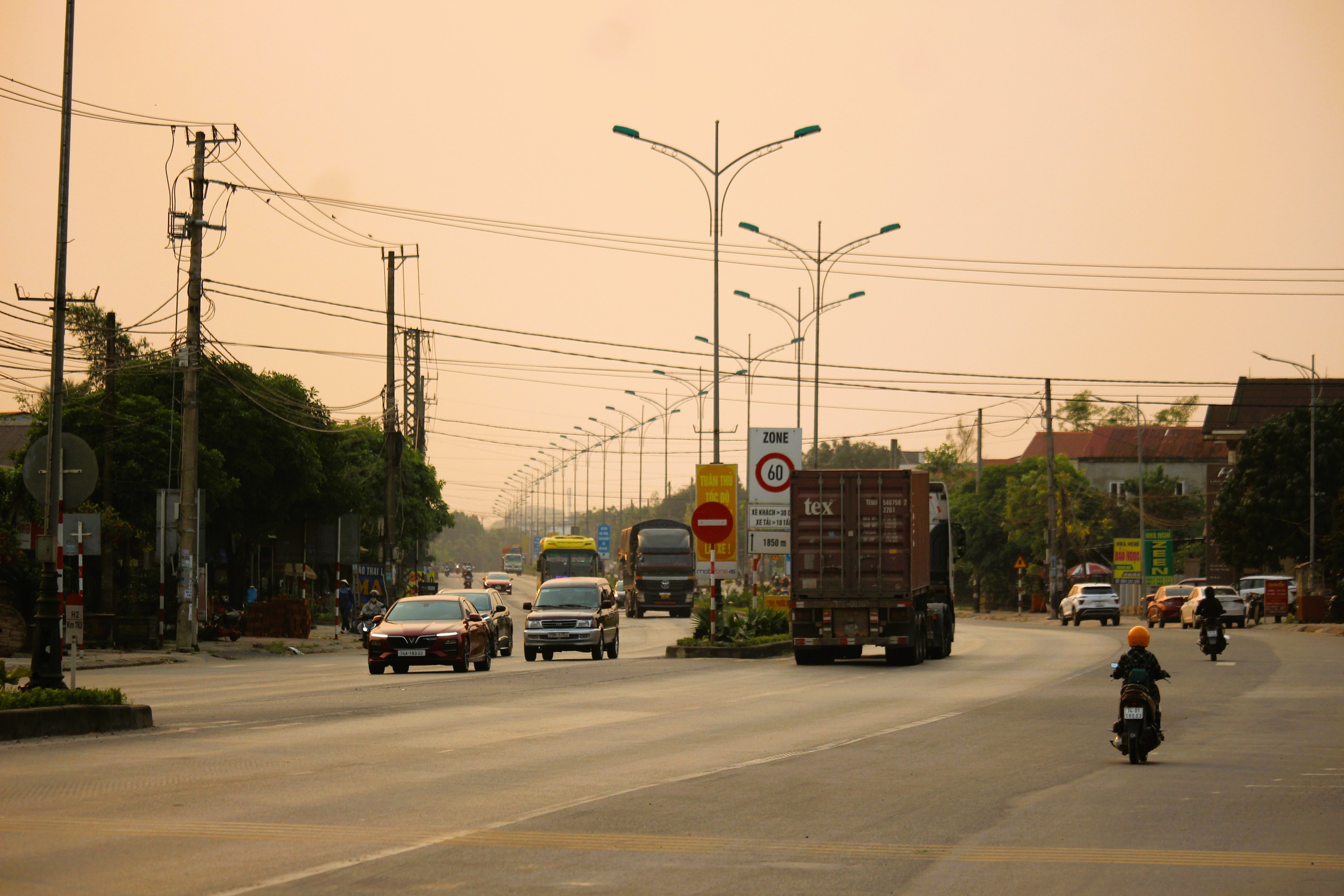 QL1 th&ocirc;ng tho&aacute;ng trong ng&agrave;y đầu điều tiết xe tải nặng kh&ocirc;ng v&agrave;o cao tốc Cam Lộ - La Sơn- Ảnh 7.