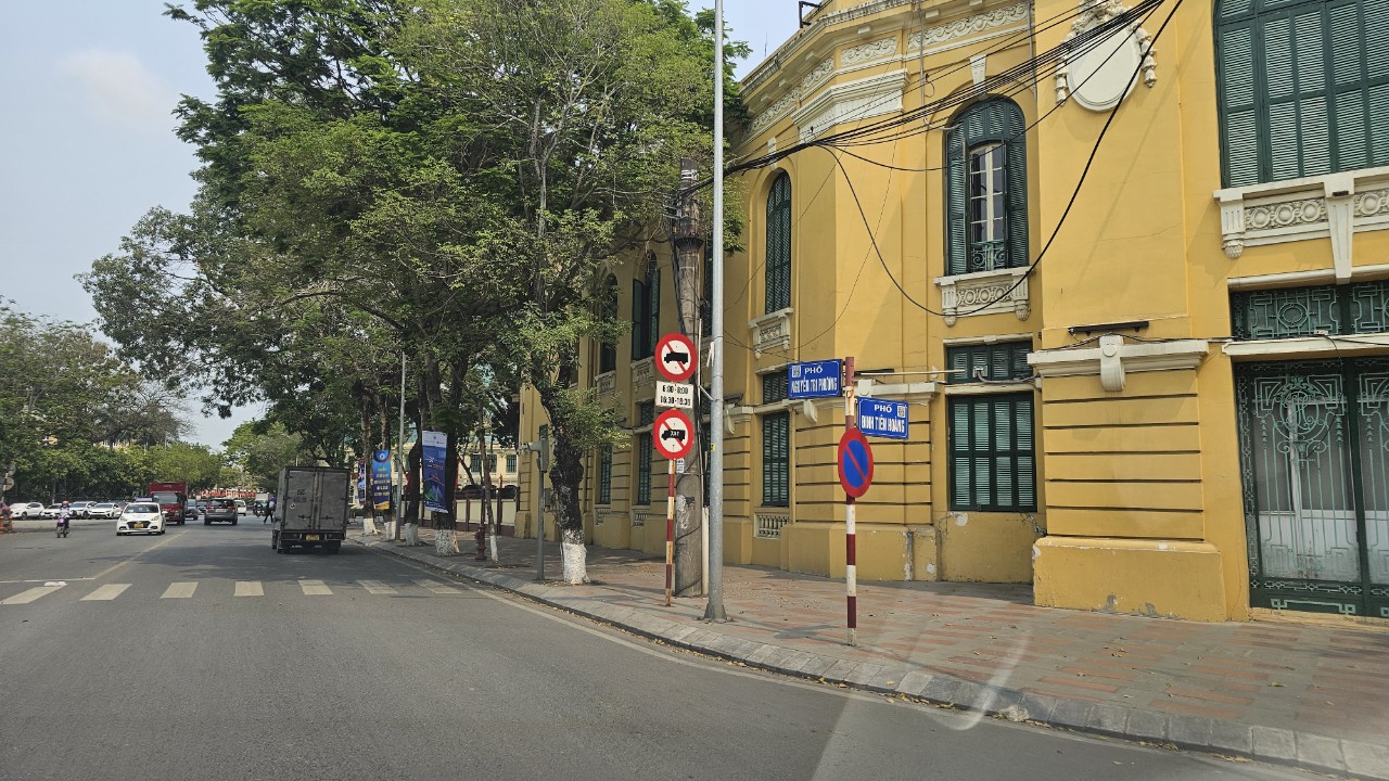 Hải Phòng: Đường phố thông thoáng sau khi triển khai lộ trình cấm đỗ ô tô- Ảnh 3. Hải Phòng: Đường phố thông thoáng sau khi triển khai lộ trình cấm đỗ ô tô- Ảnh 3.