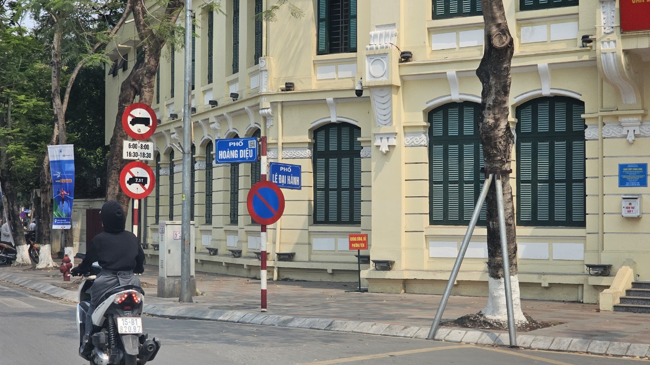 Hải Phòng: Đường phố thông thoáng sau khi triển khai lộ trình cấm đỗ ô tô- Ảnh 2. Hải Phòng: Đường phố thông thoáng sau khi triển khai lộ trình cấm đỗ ô tô- Ảnh 2.