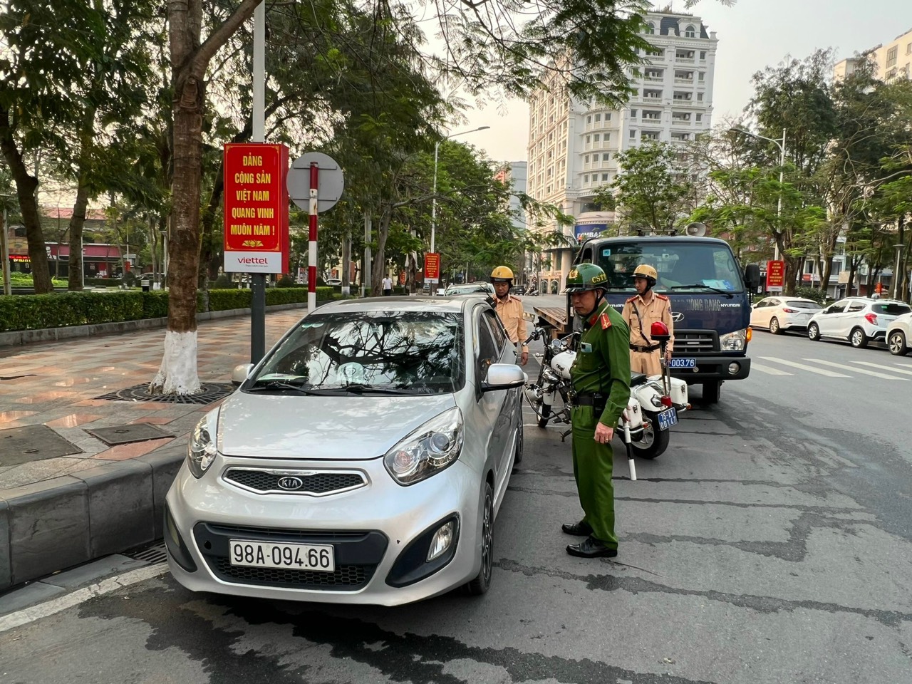 Hải Phòng: Đường phố thông thoáng sau khi triển khai lộ trình cấm đỗ ô tô- Ảnh 1. Hải Phòng: Đường phố thông thoáng sau khi triển khai lộ trình cấm đỗ ô tô- Ảnh 1.