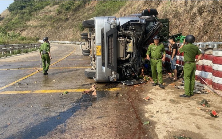 Bản tin TNGT 4/4: L&aacute;i xe đầu k&eacute;o bị thương nặng sau c&uacute; &ocirc;m cua mất l&aacute;i khiến xe lật nghi&ecirc;ng