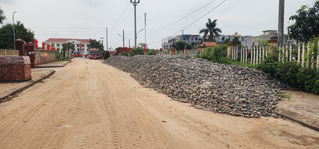 Th&aacute;i B&igrave;nh: Nghi vấn d&ugrave;ng đất thải x&acirc;y dựng tạo mặt bằng s&acirc;n thể thao trung t&acirc;m x&atilde;- Ảnh 2.