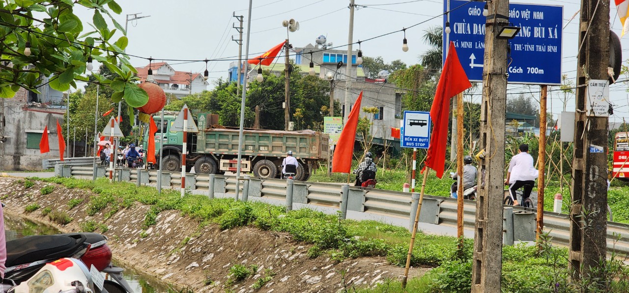 Th&aacute;i B&igrave;nh: Nghi vấn d&ugrave;ng đất thải x&acirc;y dựng tạo mặt bằng s&acirc;n thể thao trung t&acirc;m x&atilde;- Ảnh 3.
