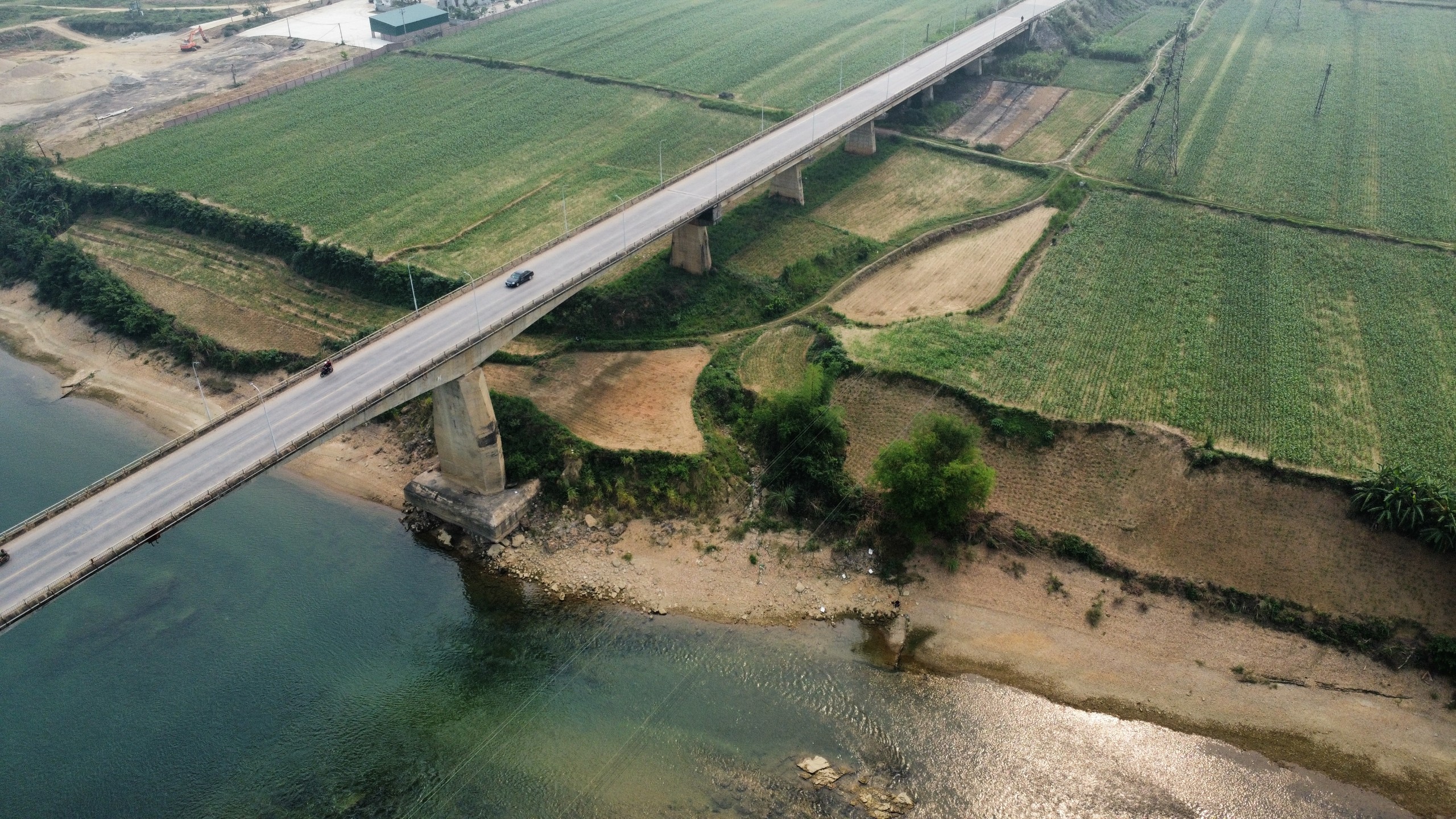 Cầu An Hòa ở Tuyên Quang bị xói lở, lộ trơ móng- Ảnh 1. Cầu An Hòa ở Tuyên Quang bị xói lở, lộ trơ móng- Ảnh 1.