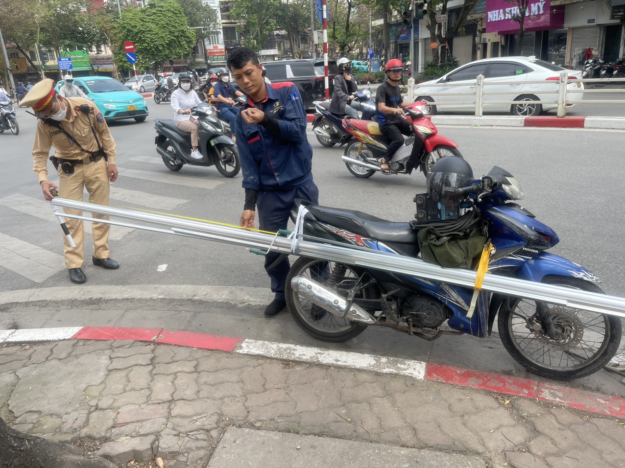 Chở h&agrave;ng cồng kềnh diễu phố, nhiều t&agrave;i xế bị CSGT xử phạt- Ảnh 4.