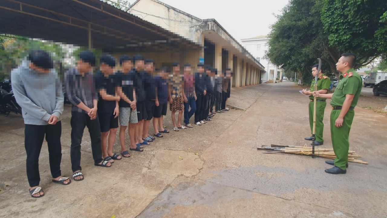 Triệu tập 18 thanh, thiếu ni&ecirc;n mang dao rựa ch&eacute;m nhau tr&ecirc;n phố- Ảnh 1.
