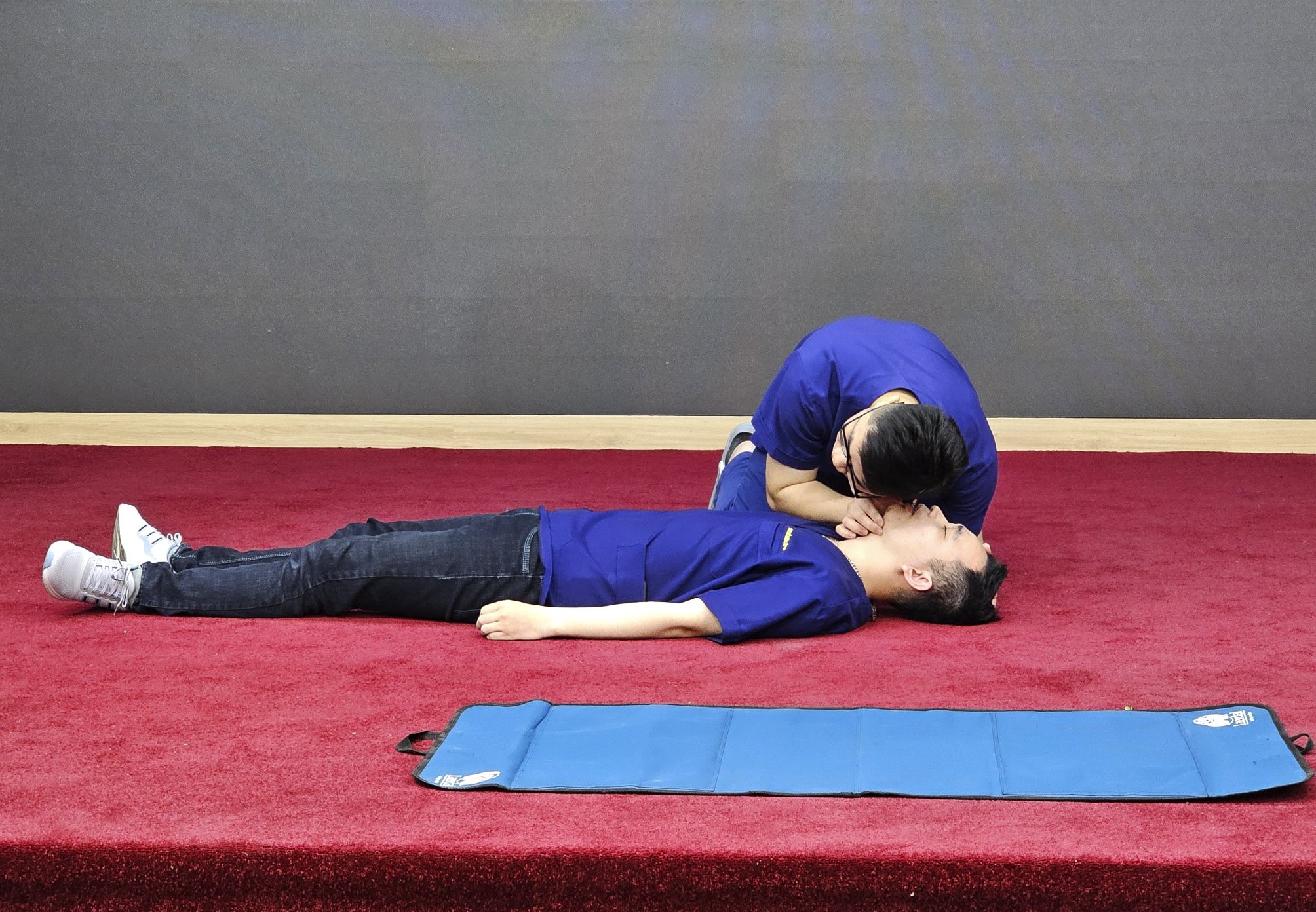 Nữ điều dưỡng cứu sống du kh&aacute;ch ngừng tim trong qu&aacute;n ăn: 5 nguy&ecirc;n tắc khi sơ cấp cứu- Ảnh 1.