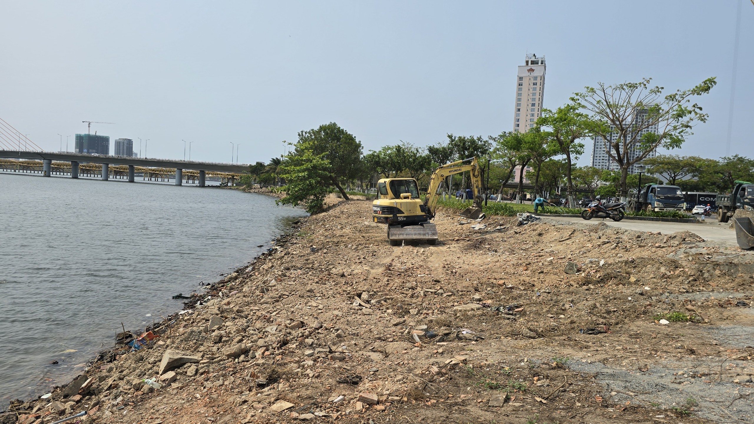 Đ&agrave; Nẵng: C&oacute; hay kh&ocirc;ng việc đổ trộm x&agrave; bần ở bờ s&ocirc;ng H&agrave;n?- Ảnh 1.