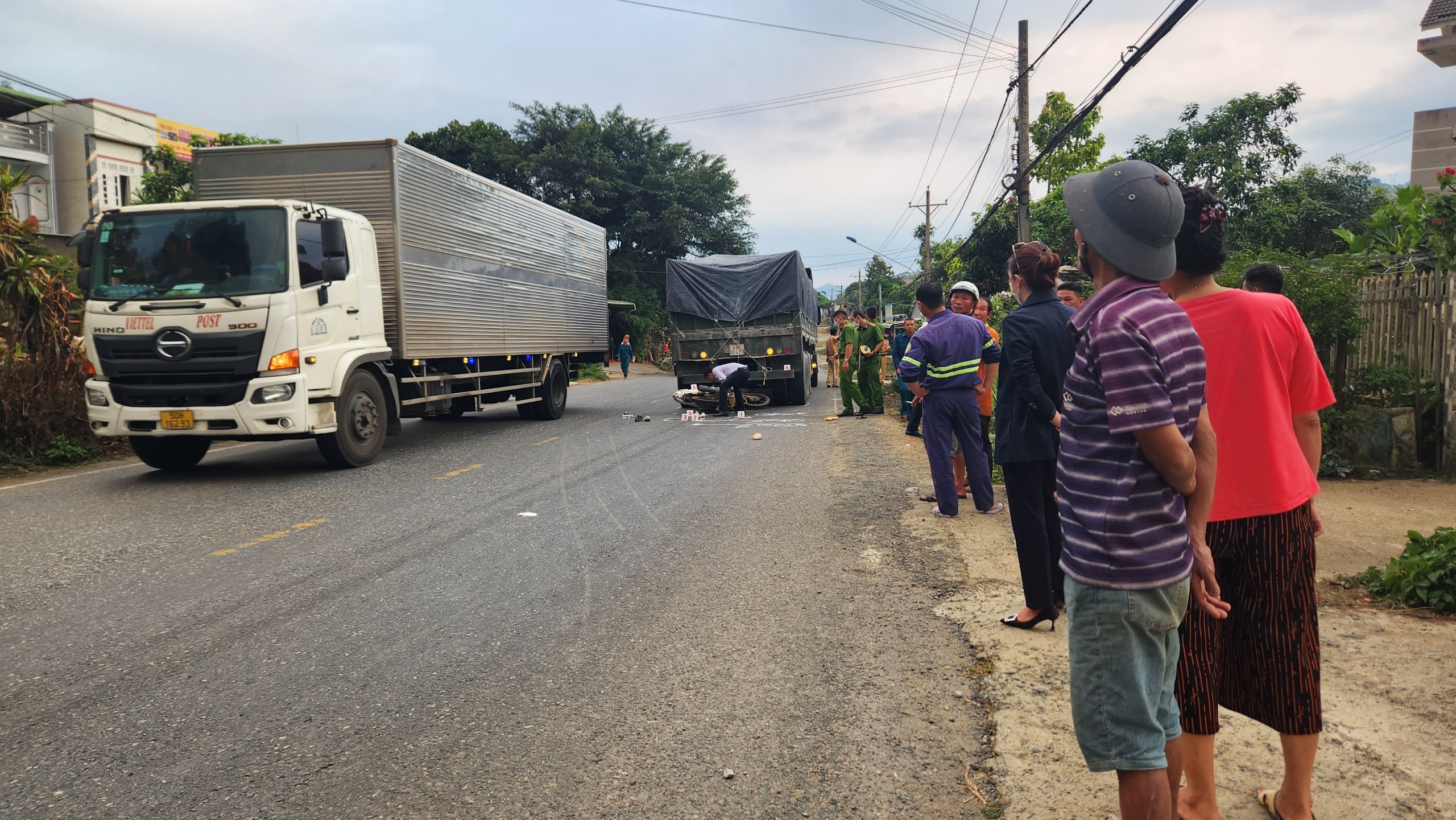 Va chạm với xe đầu k&eacute;o ở L&acirc;m Đồng, con tử vong, mẹ bị thương- Ảnh 1.