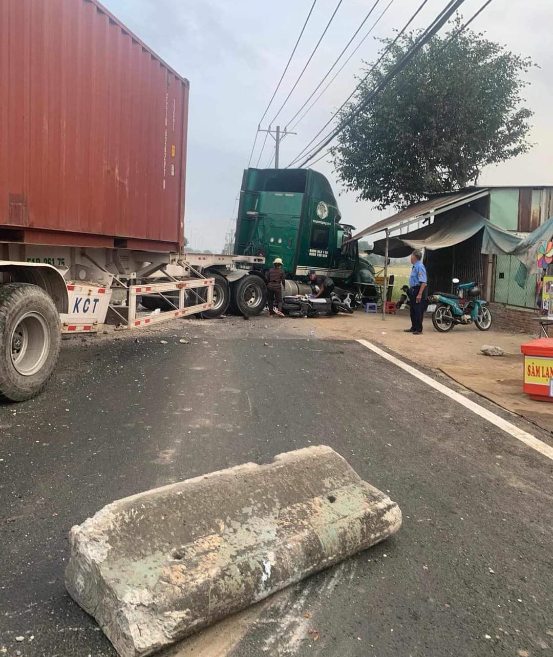 Xe container tông xe máy trên QL22 khiến 3 người trọng thương- Ảnh 2. Xe container tông xe máy trên QL22 khiến 3 người trọng thương- Ảnh 2.