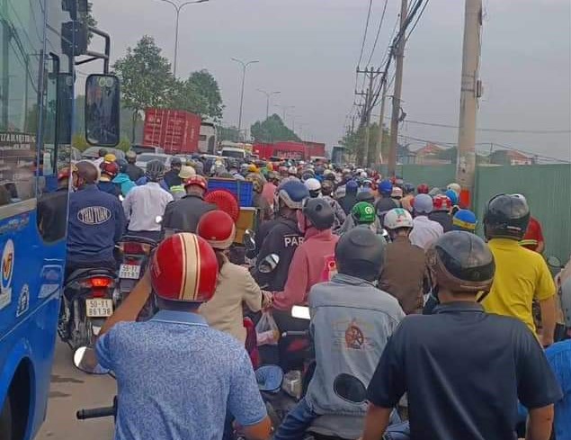 Xe container tông xe máy trên QL22 khiến 3 người trọng thương- Ảnh 3. Xe container tông xe máy trên QL22 khiến 3 người trọng thương- Ảnh 3.