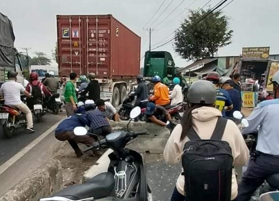 Xe container tông xe máy trên QL22 khiến 3 người trọng thương- Ảnh 1. Xe container tông xe máy trên QL22 khiến 3 người trọng thương- Ảnh 1.