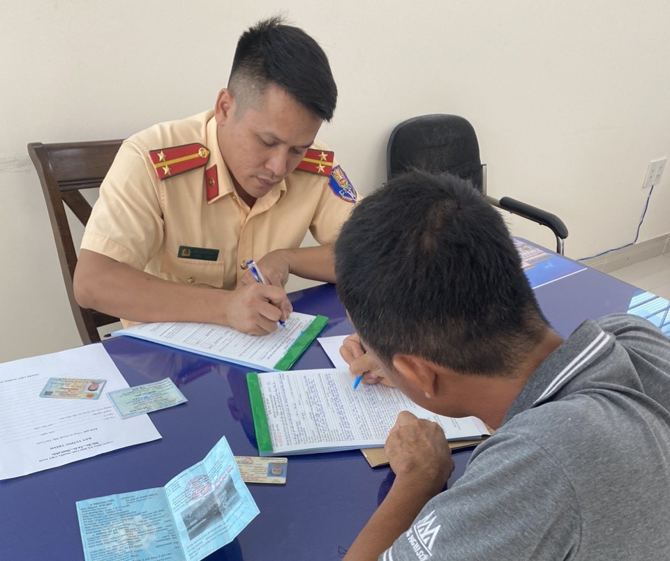 Từ h&igrave;nh ảnh người d&acirc;n cung cấp, t&agrave;i xế xe ben chạy ngược chiều bị c&ocirc;ng an xử phạt- Ảnh 2.