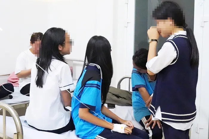 L&acirc;m Đồng: H&agrave;ng loạt học sinh nhập viện sau khi ăn kẹo lạ- Ảnh 1.