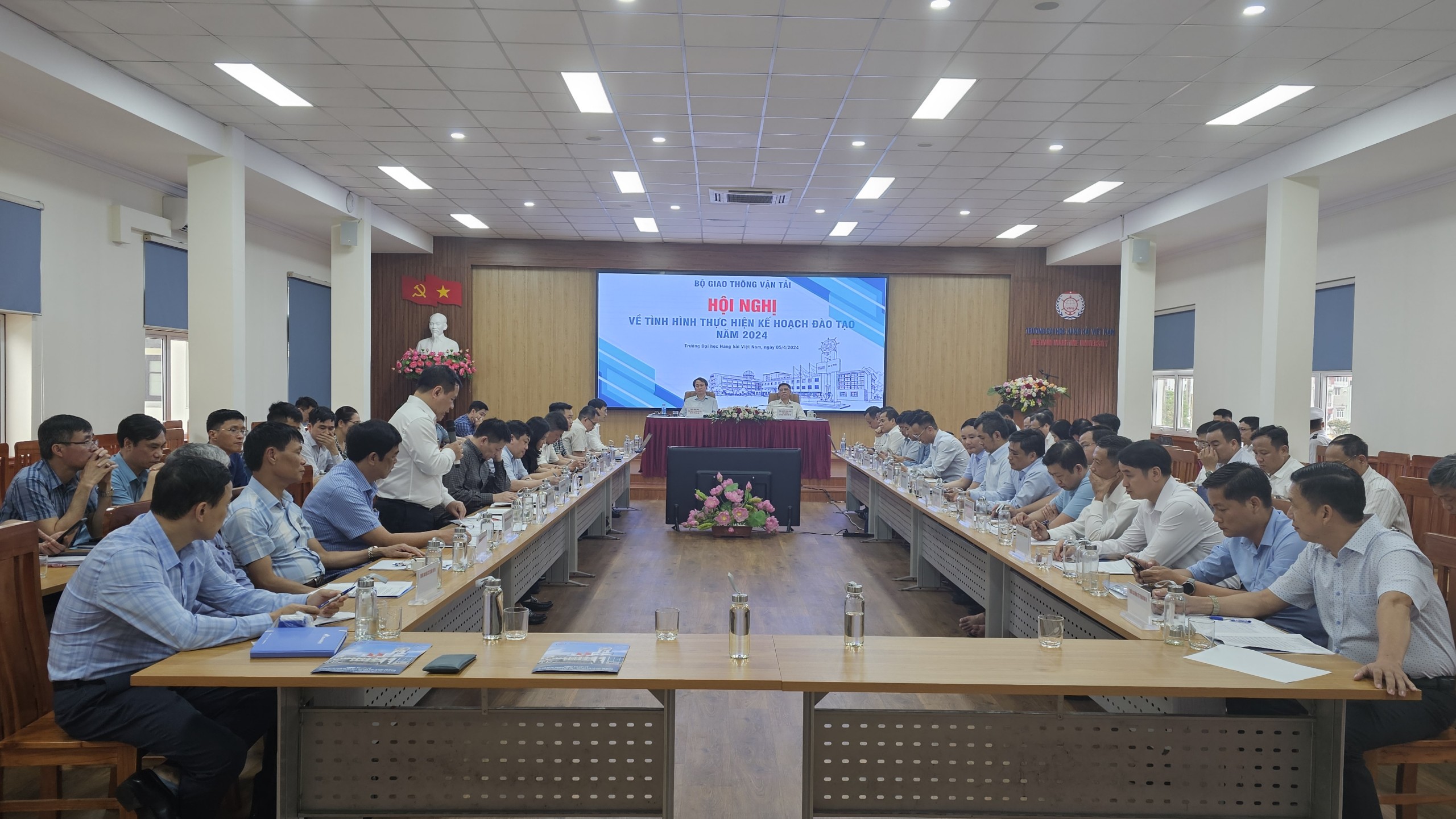 N&acirc;ng cao chất lượng đ&agrave;o tạo, ph&aacute;t triển nguồn nh&acirc;n lực ng&agrave;nh GTVT- Ảnh 1.
