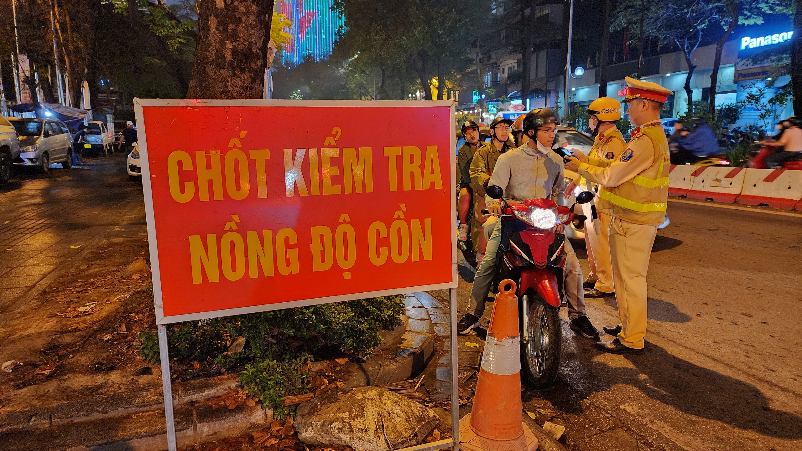 Bị xử phạt vi phạm nồng độ cồn, nam t&agrave;i xế thanh minh v&igrave; "thử vị cocktail"- Ảnh 1.