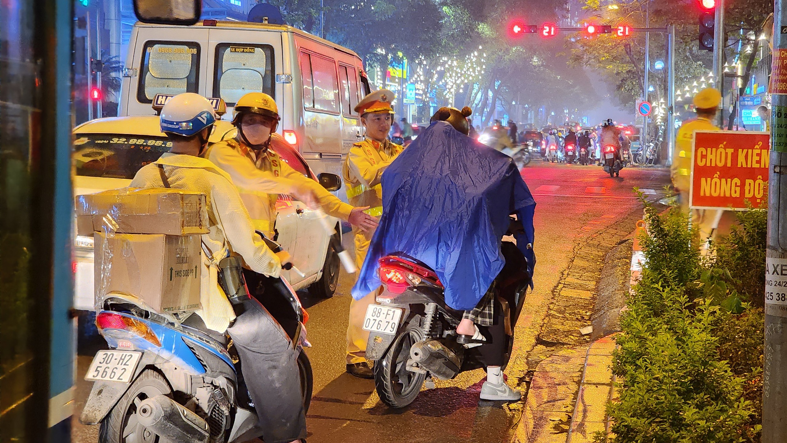 Bị xử phạt vi phạm nồng độ cồn, nam t&agrave;i xế thanh minh v&igrave; "thử vị cocktail"- Ảnh 12.