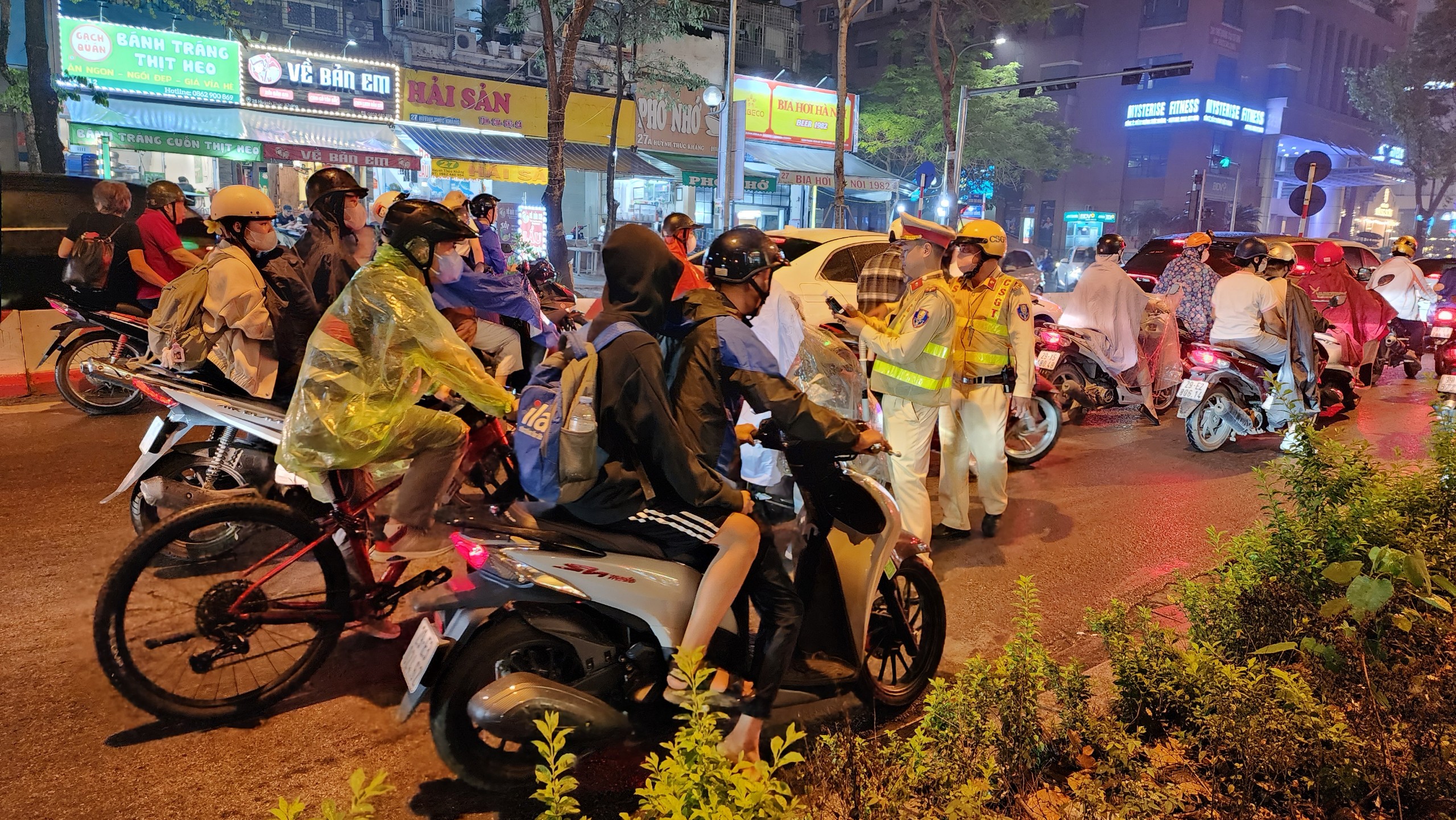 Bị xử phạt vi phạm nồng độ cồn, nam t&agrave;i xế thanh minh v&igrave; "thử vị cocktail"- Ảnh 3.