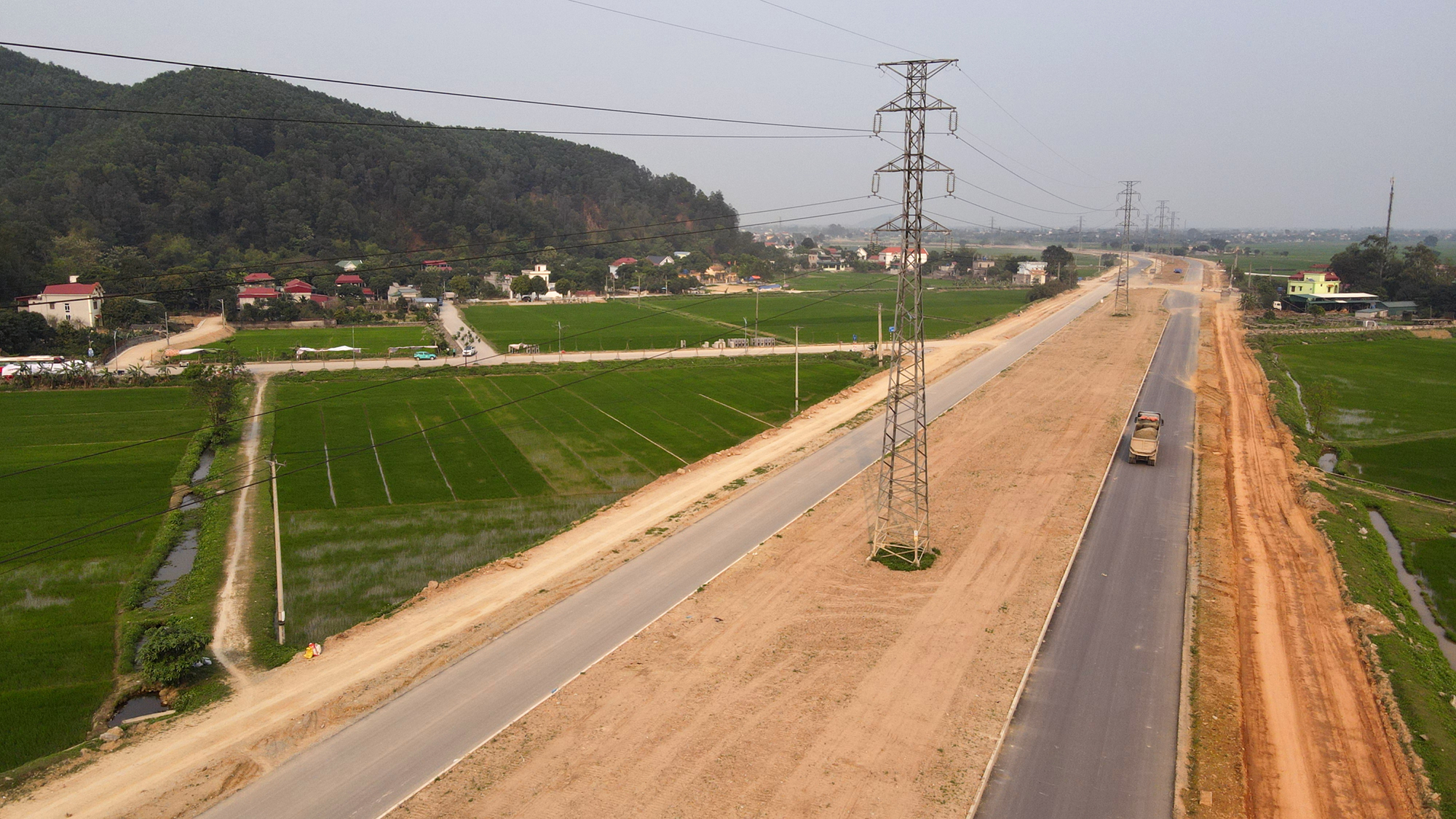 Ngắm trục hành lang Đông Tây 3.600 tỷ đồng của Hà Nam từ trên cao- Ảnh 1. Ngắm trục hành lang Đông Tây 3.600 tỷ đồng của Hà Nam từ trên cao- Ảnh 1.