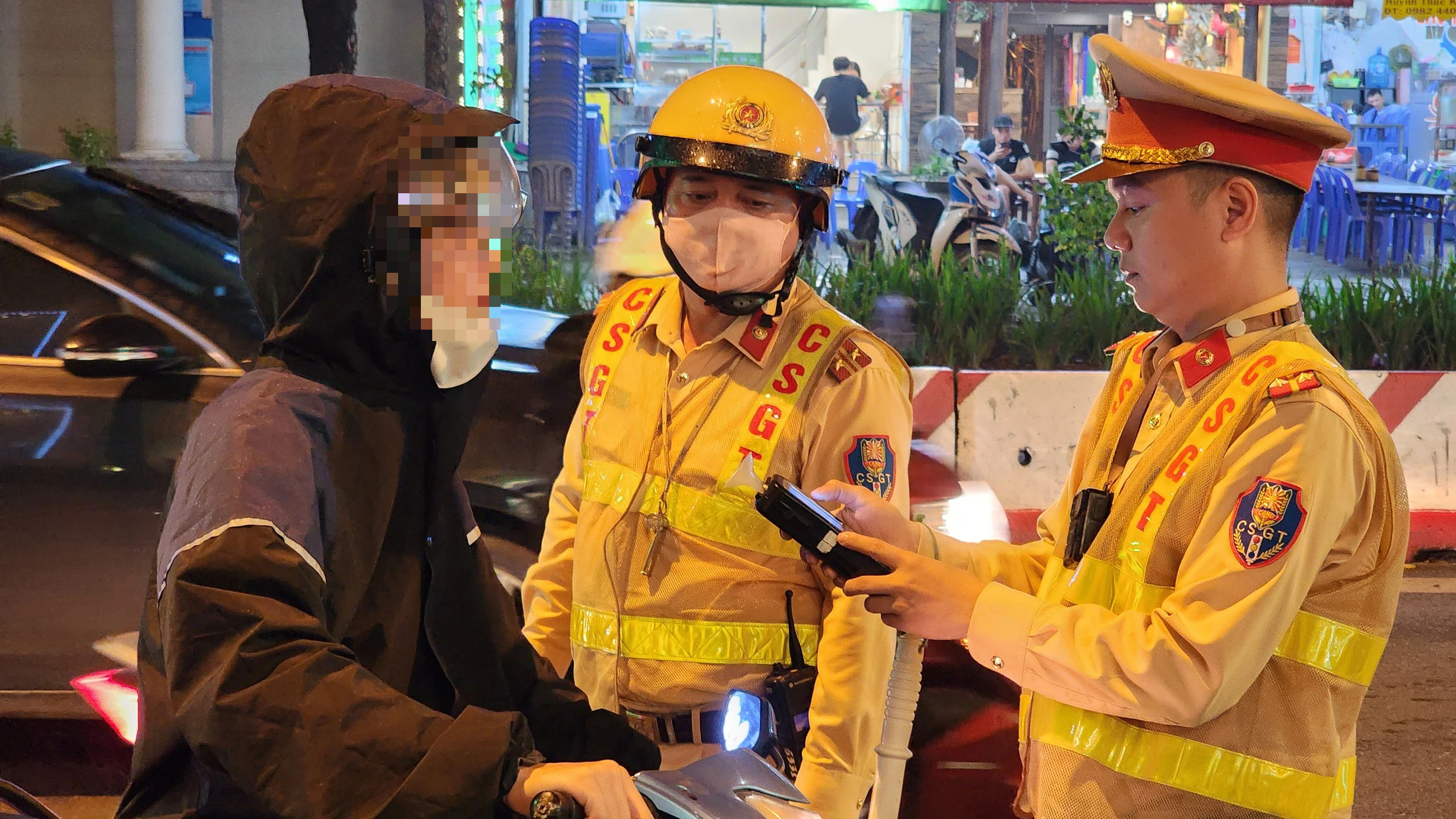 Bị xử phạt vi phạm nồng độ cồn, nam t&agrave;i xế thanh minh v&igrave; "thử vị cocktail"- Ảnh 11.