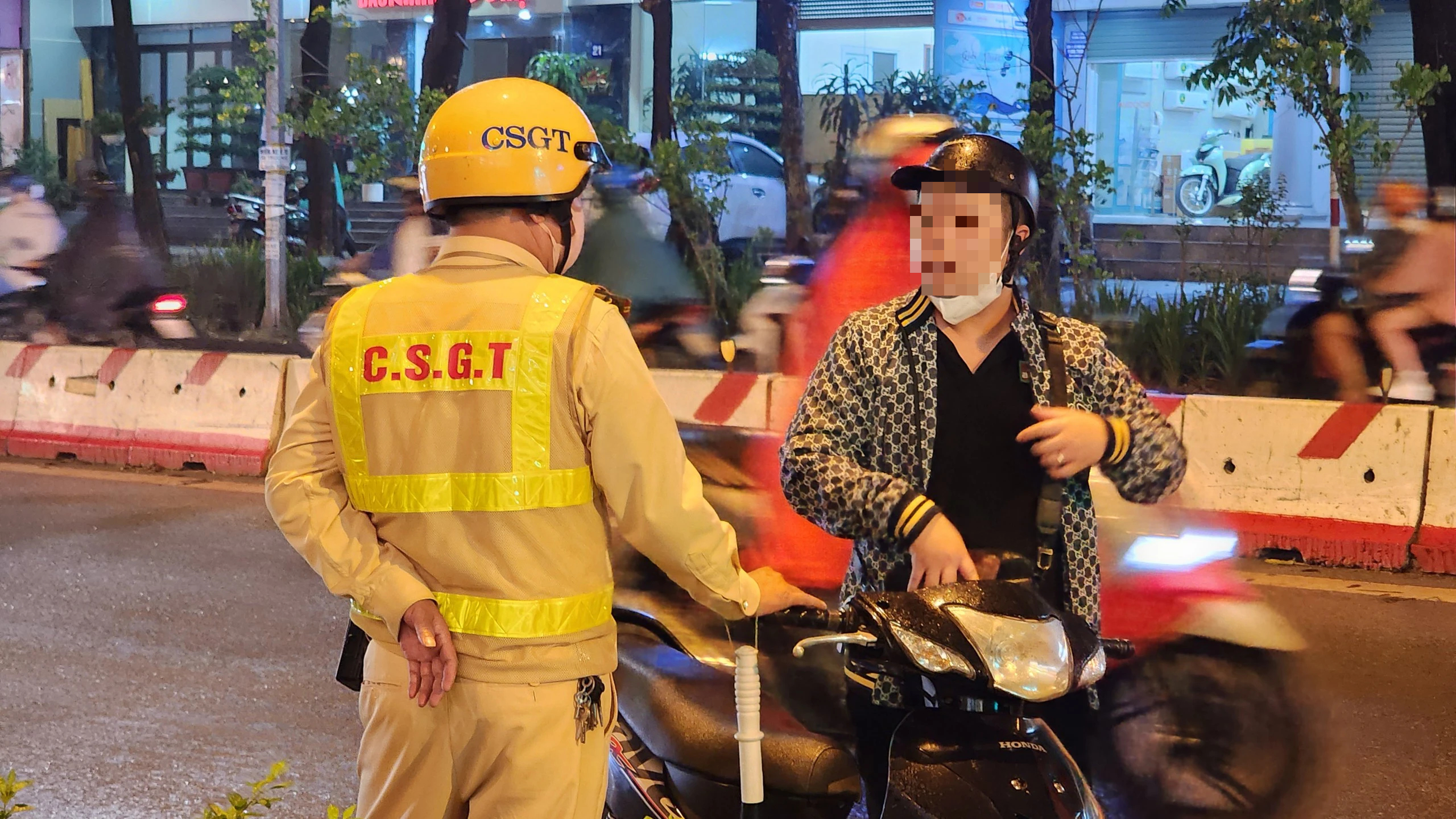 Bị xử phạt vi phạm nồng độ cồn, nam t&agrave;i xế thanh minh v&igrave; "thử vị cocktail"- Ảnh 6.