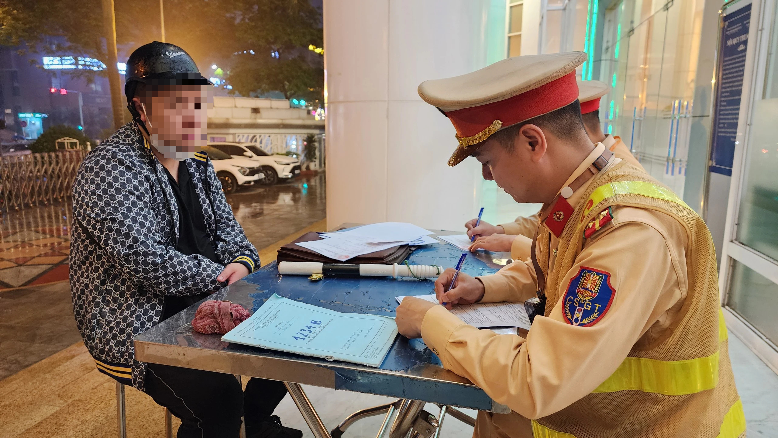 Bị xử phạt vi phạm nồng độ cồn, nam t&agrave;i xế thanh minh v&igrave; "thử vị cocktail"- Ảnh 8.