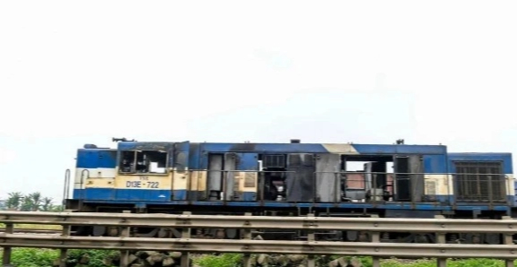 T&agrave;u h&agrave;ng đang chạy bốc ch&aacute;y dữ dội tr&ecirc;n đường ray ở Nam Định- Ảnh 3.