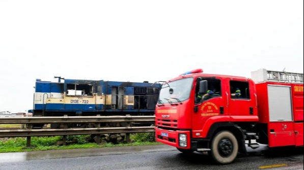 T&agrave;u h&agrave;ng đang chạy bốc ch&aacute;y dữ dội tr&ecirc;n đường ray ở Nam Định- Ảnh 2.