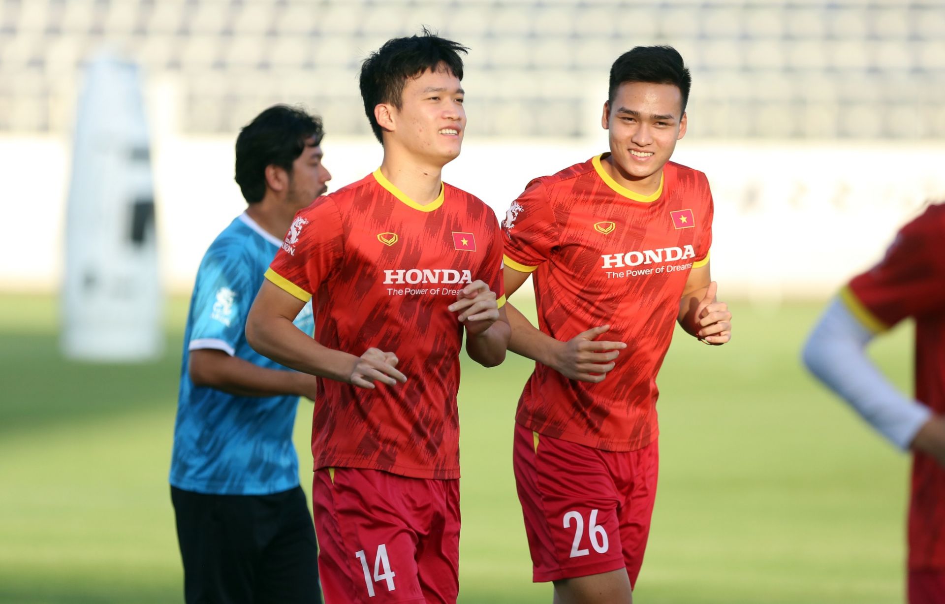 Chia tay tuyển Việt Nam, HLV Troussier lại c&oacute; h&agrave;nh động khiến Quang Hải chạnh l&ograve;ng- Ảnh 1.