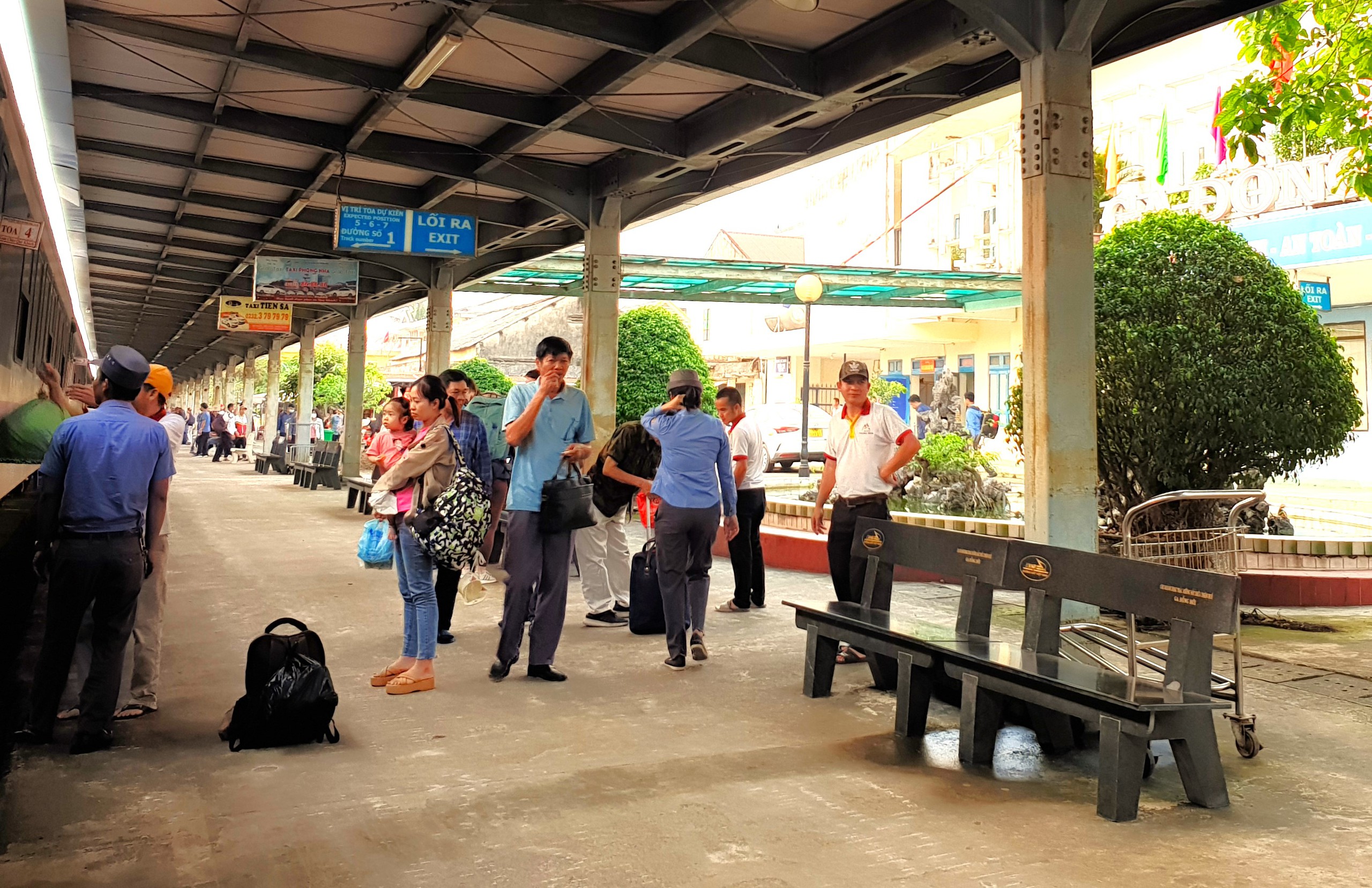 Đường sắt lập thêm hàng chục chuyến tàu phía Bắc dịp nghỉ lễ 30/4, 1/5- Ảnh 1. Đường sắt lập thêm hàng chục chuyến tàu phía Bắc dịp nghỉ lễ 30/4, 1/5- Ảnh 1.