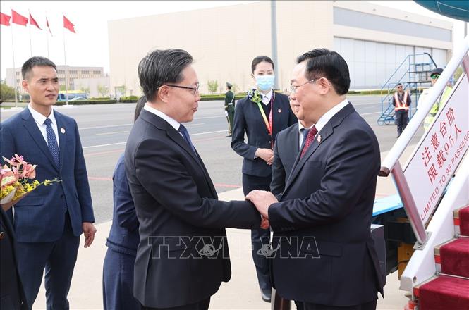 Chủ tịch Quốc hội đến Bắc Kinh, bắt đầu chuyến thăm ch&iacute;nh thức Cộng h&ograve;a Nh&acirc;n d&acirc;n Trung Hoa- Ảnh 2.