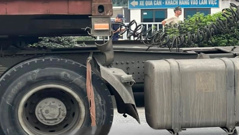 Hiện trường vụ tai nạn khiến người phụ nữ đi xe đạp điện tử vong.