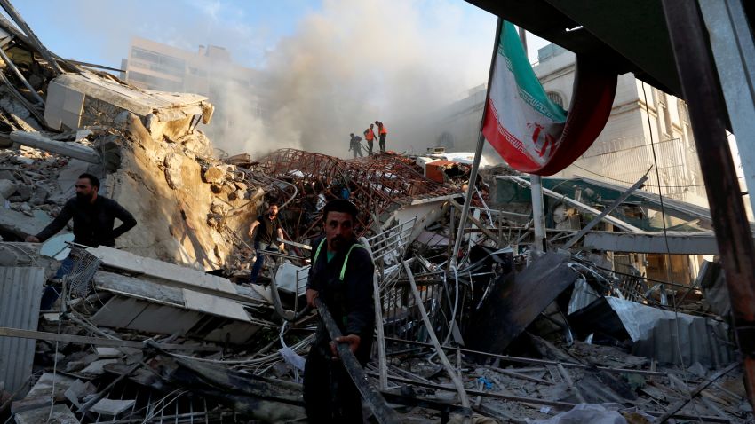 Đại sứ qu&aacute;n Iran tại thủ đ&ocirc; Damacus (Syria) đ&atilde; bị t&ecirc;n lửa nghi của Israel bắn tr&uacute;ng, khiến 7 sĩ quan thiệt mạng, trong đ&oacute; c&oacute; Chu&acirc;̉n tướng Mohammad Reza Zahedi, chỉ huy cấp cao của Lực lượng Quds thuộc Lực lượng Vệ binh C&aacute;ch mạng Hồi gi&aacute;o Iran (IRGC). (Ảnh: CNN)