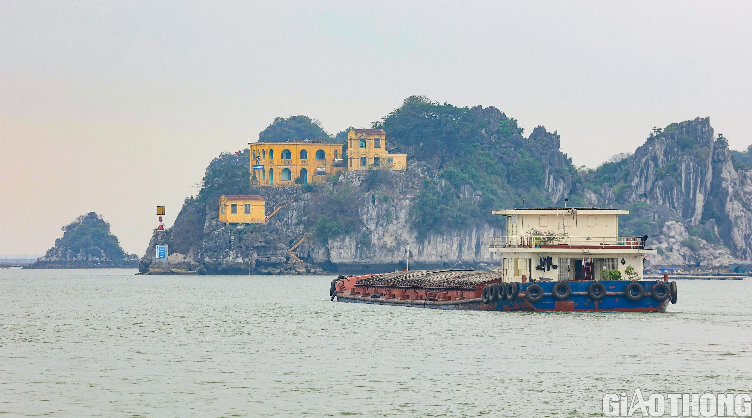 Những người &ldquo;l&iacute;nh&rdquo; đảm bảo an to&agrave;n đường thủy tr&ecirc;n đảo đ&aacute; Ba Mom- Ảnh 23.