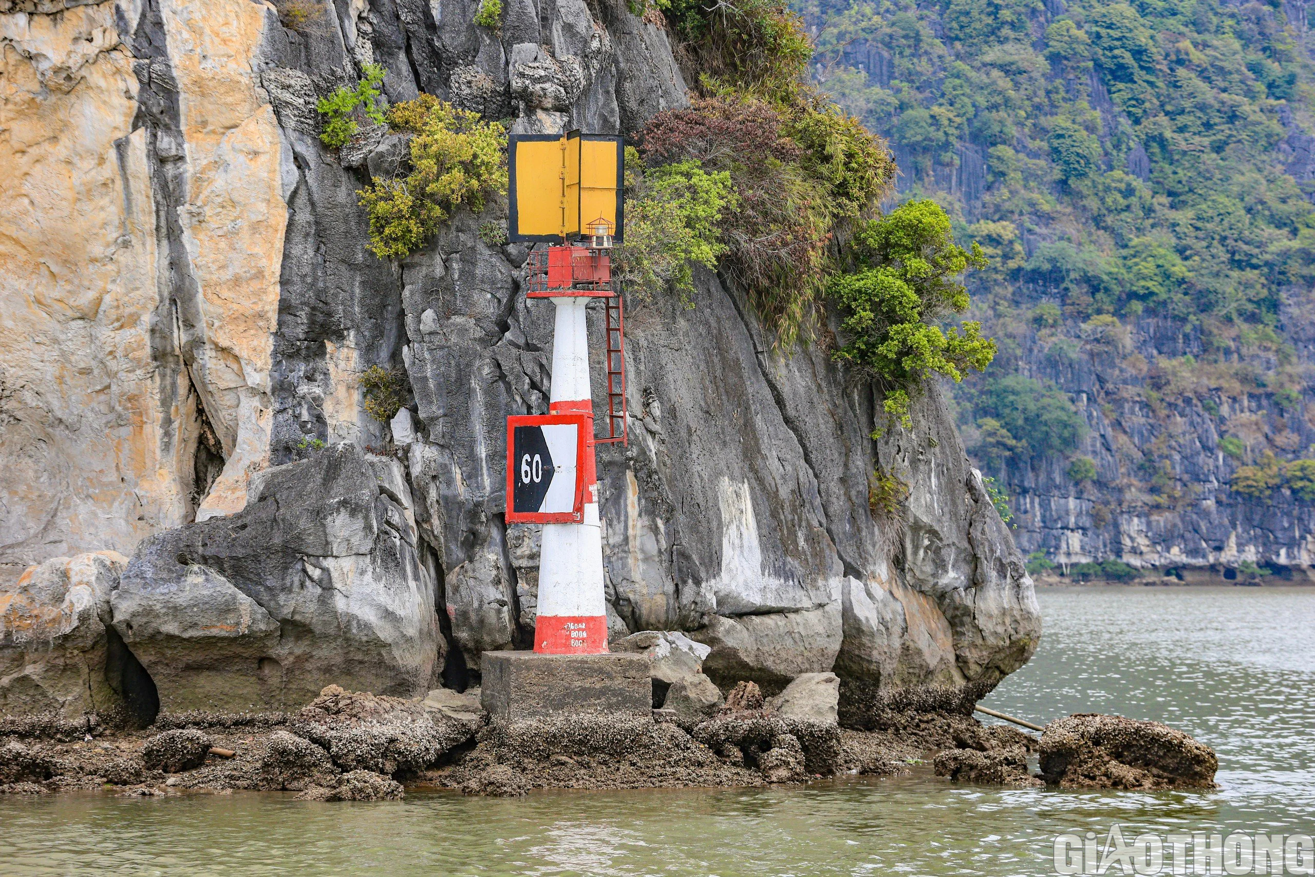 Những người &ldquo;l&iacute;nh&rdquo; đảm bảo an to&agrave;n đường thủy tr&ecirc;n đảo đ&aacute; Ba Mom- Ảnh 5.