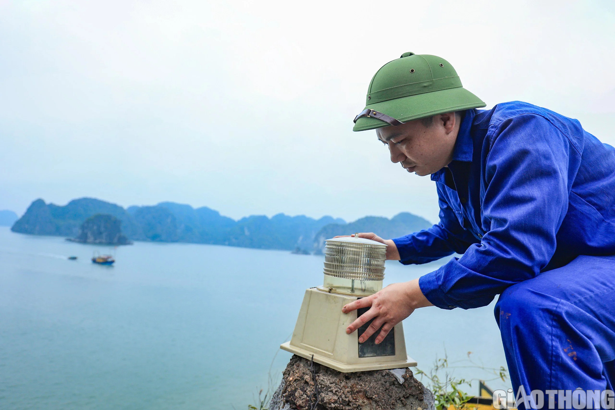 Những người &ldquo;l&iacute;nh&rdquo; đảm bảo an to&agrave;n đường thủy tr&ecirc;n đảo đ&aacute; Ba Mom- Ảnh 3.