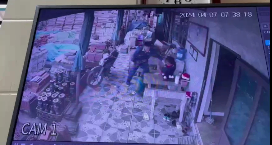 Mâu thuẫn việc đỗ xe, nhân viên bán xăng dầu đâm tài xế ô tô nguy kịch- Ảnh 1. Mâu thuẫn việc đỗ xe, nhân viên bán xăng dầu đâm tài xế ô tô nguy kịch- Ảnh 1.