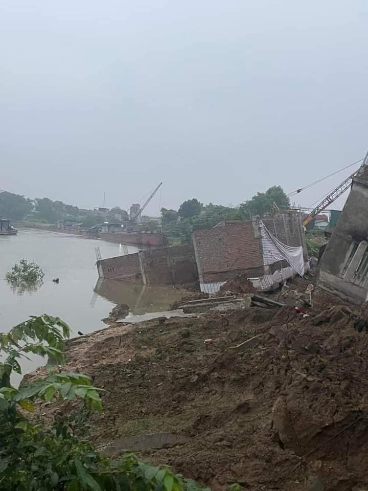 6 căn nhà sạt trượt xuống sông Cầu ở Bắc Ninh được đền bù ra sao?- Ảnh 4. 6 căn nhà sạt trượt xuống sông Cầu ở Bắc Ninh được đền bù ra sao?- Ảnh 4.