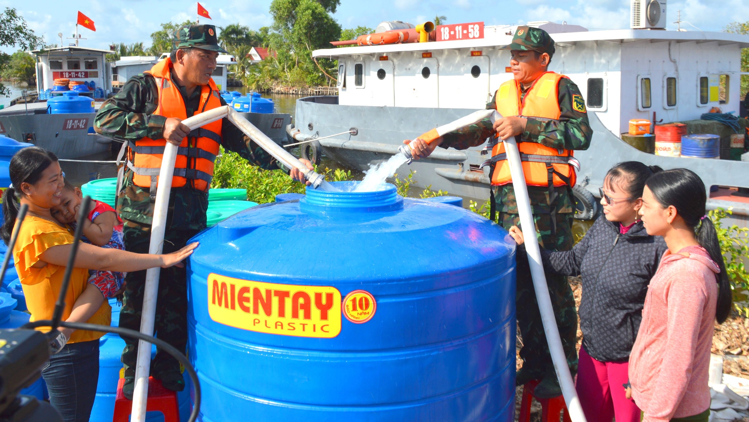 T&igrave;nh người trong hạn mặn ở C&agrave; Mau- Ảnh 1.