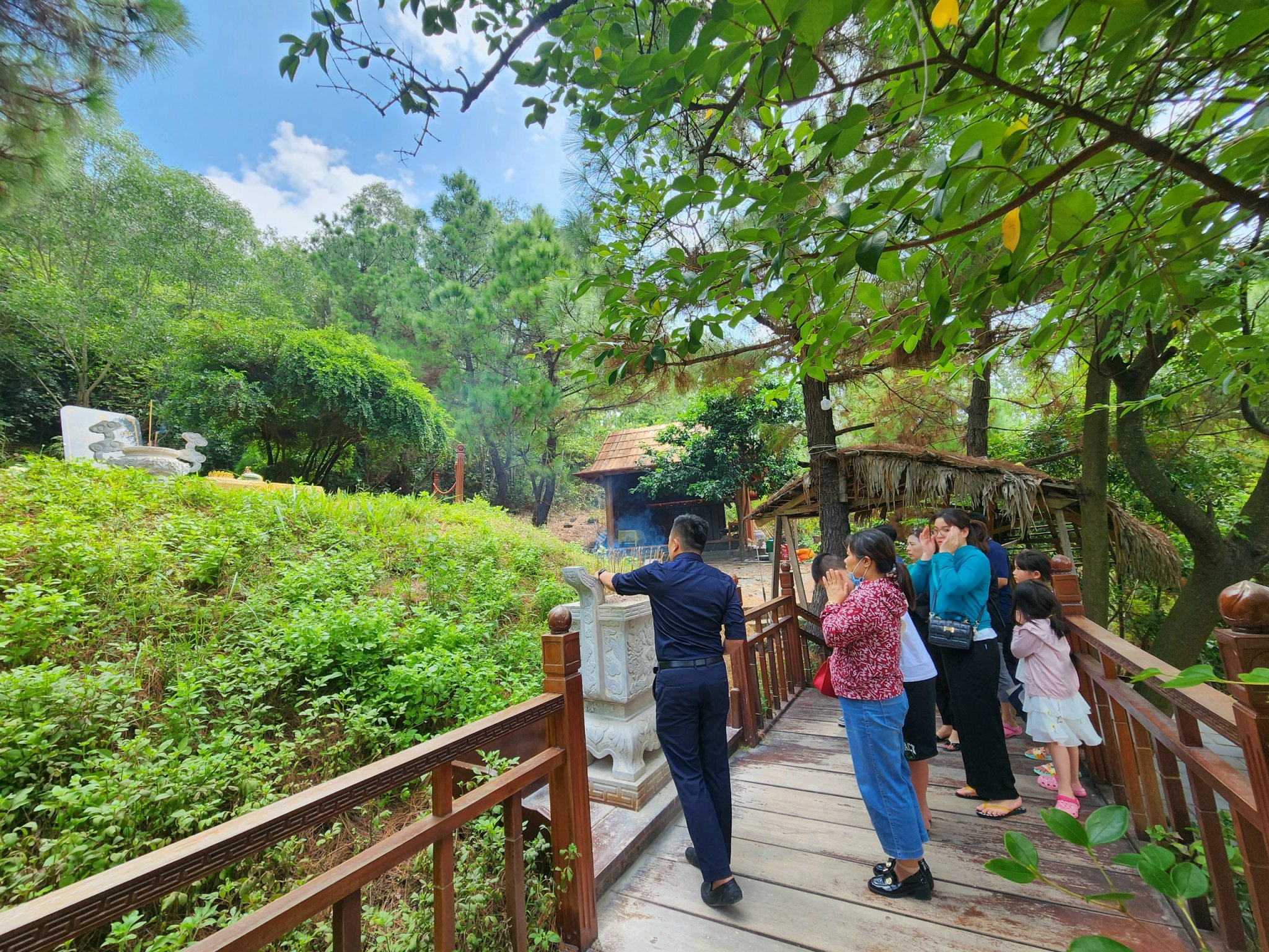 Linh thi&ecirc;ng v&ugrave;ng đất Vũng Ch&ugrave;a - điểm xuất ph&aacute;t giải chạy Marathon v&igrave; ATGT 2024- Ảnh 5.