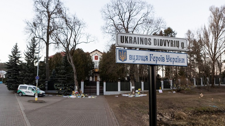 Đại sứ qu&aacute;n Nga tại Litva được đặt trong khu phố Žvėrynas (thủ đ&ocirc; Vilnius). Vừa qua đ&atilde; xảy ra hai vụ tấn c&ocirc;ng li&ecirc;n tiếp bằng bom xăng nhằm v&agrave;o t&ograve;a nh&agrave; đại sứ qu&aacute;n n&agrave;y. (Ảnh: RT)