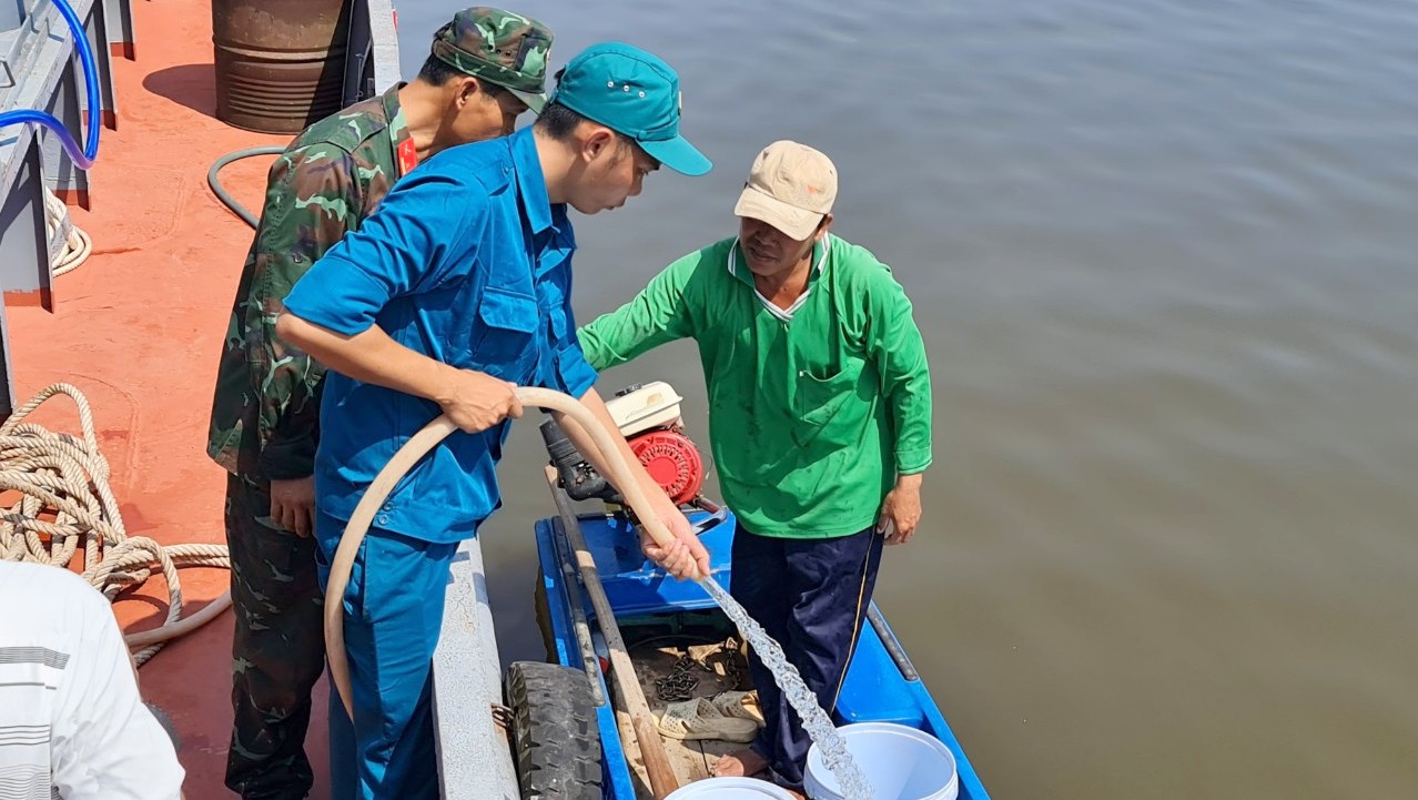 T&igrave;nh người trong hạn mặn ở C&agrave; Mau- Ảnh 4.